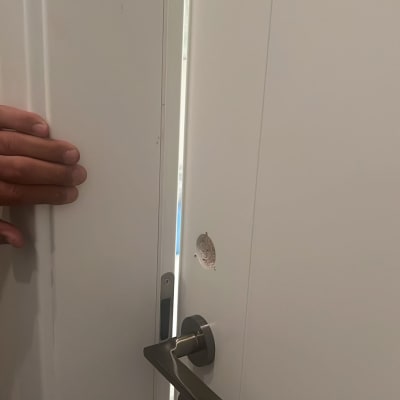 דלת עם חור ליד ידית מתכת