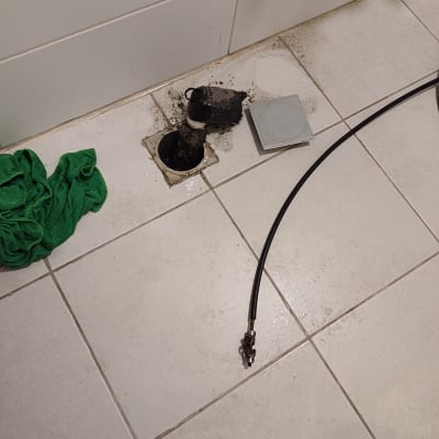 צינור ביוב פתוח עם לכלוך על הרצפה