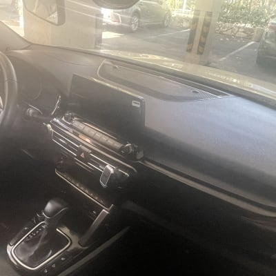 פנים רכב עם לוח מחוונים והגה