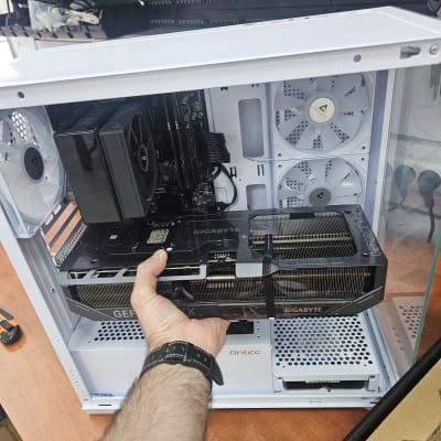 הרכבת כרטיס גרפי במחשב שולחני