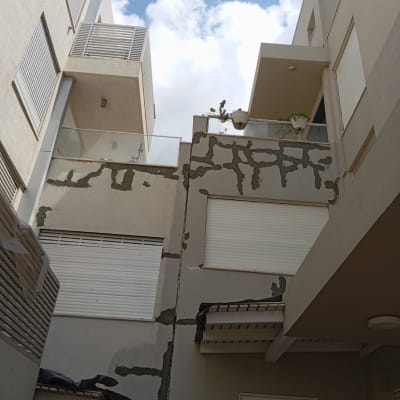 קירות בניין עם איטום בטון אפור