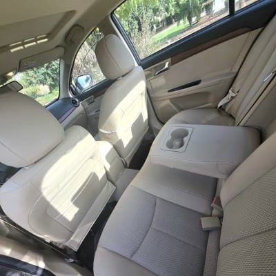 מושב אחורי של רכב עם מושבים בהירים