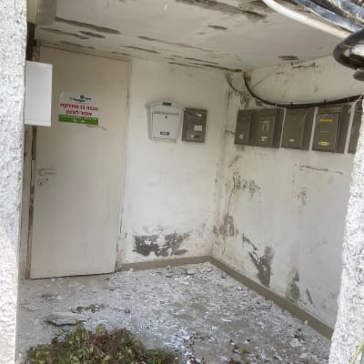 קירות מתקלפים, תקרה פגומה, דלי צבע אדום