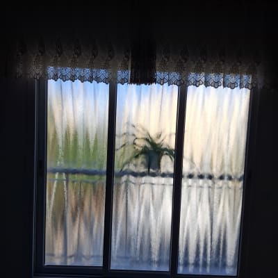 חלון זכוכית עם וילון מעוטר