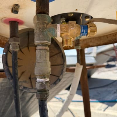 חיבורים וצינורות של דוד שמש על גג