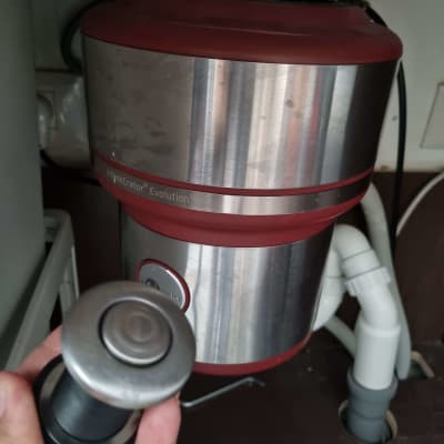 מכשיר טוחן אשפה מתחת לכיור עם צינורות