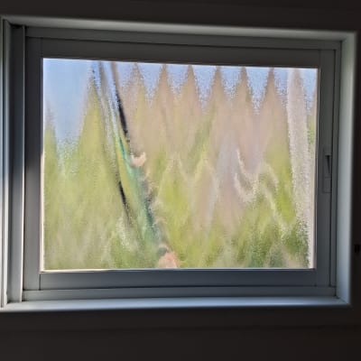 חלון עם זכוכית מטושטשת ואור טבעי