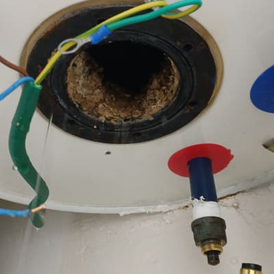 חלק תחתון של דוד שמש עם חיבורים וצינורות חשופים