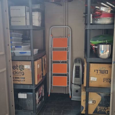 מדפים עם קופסאות, סולם מתקפל, קופסאות קרטון