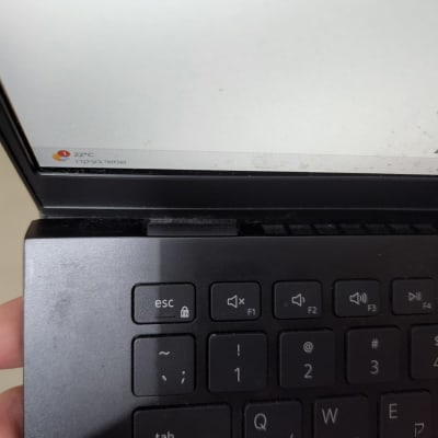 מחשב נייד עם מקלדת ותצוגת מסך