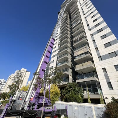 מנוף אלומיניום סגול ליד בניין גבוה