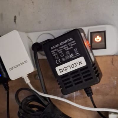 שני מתאמים מחוברים לשקע חשמל עם תוויות אינטרקום