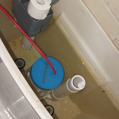 מיכל הדחה עם מנגנון פלסטיק וצינור אדום