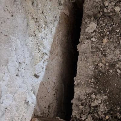 קיר עם סדקים ותשתית חשופה