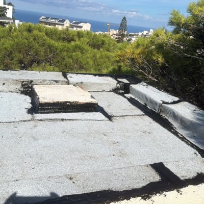 איטום גג שטוח באמצעות יריעות ביטומניות וחיבורים מולחמים