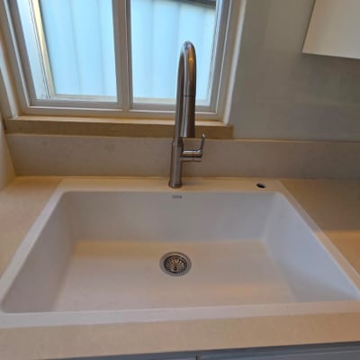 כיור מטבח עם משטח שיש וברז נירוסטה