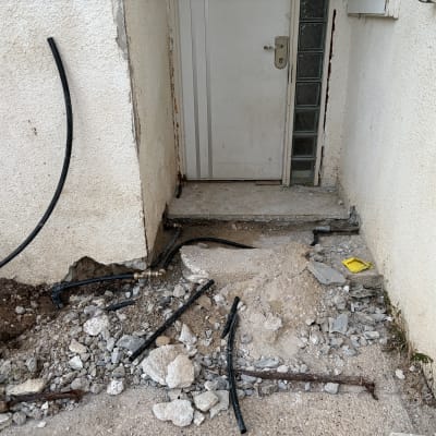 תמונה של עבודות צנרת ותשתית ליד דלת כניסה