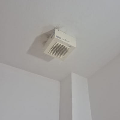 מאוורר תקרה מותקן בחדר