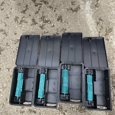 קופסאות פיתיון שחורות עם פיתיונות ירוקים