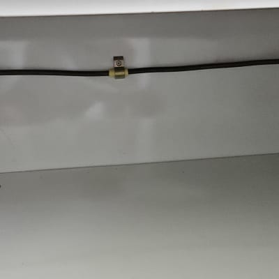 צינור גז עם תפסן מתכת בארון לבן