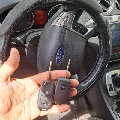 מפתחות רכב ביד מול הגה פורד
