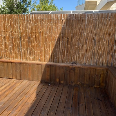גדר עץ במרפסת עם רצפת עץ