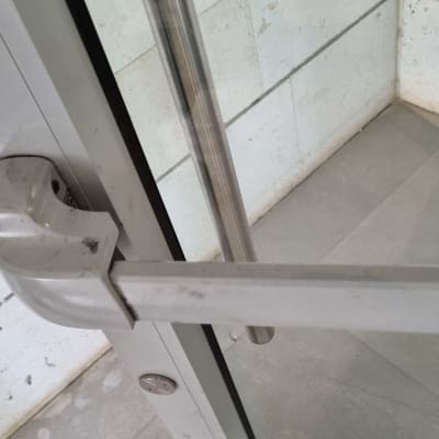 ידית דלת זכוכית עם מנעול מתכת