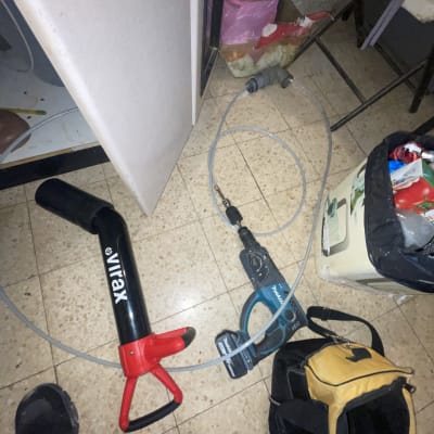 כלים וציוד עבודה על רצפת חדר