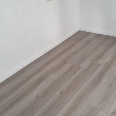 רצפת פרקט חדשה בחדר ריק