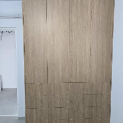 ארון עץ גדול עם דלתות סגורות