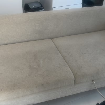 ספה עם כתמים כהים, צינור ניקוי מחובר