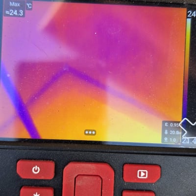 תצוגת מצלמה תרמית עם מדידת טמפרטורה