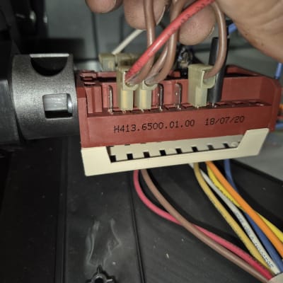 חיבורי חוטים למתג חשמלי עם תווית מספר סידורי