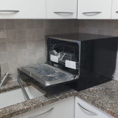 מדיח כלים פתוח במטבח עם כיור וברז