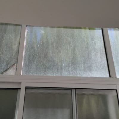 חלונות מלוכלכים עם סימני אבק ולכלוך