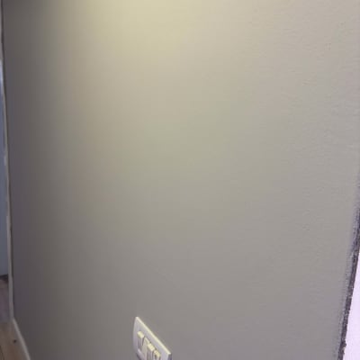 קיר צבוע עם מתגי חשמל