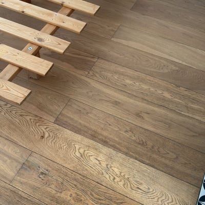 רצפת עץ עם מסגרת עץ עליונה