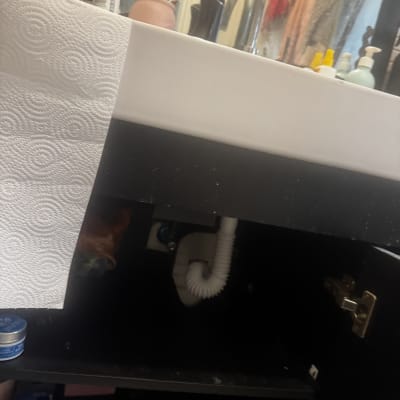 כיור עם נייר מגבת וצינור מתחת