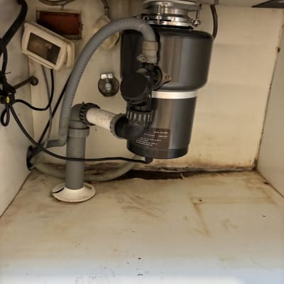 מערכת סילוק אשפה מתחת לכיור עם צינורות חיבור