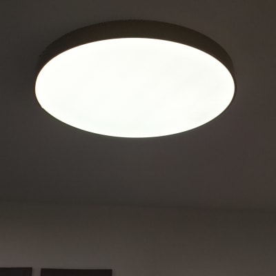 תאורה עגולה מותקנת בתקרה מוארת