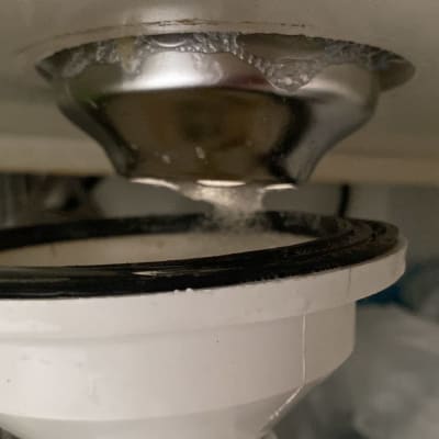 נזילה בצינור מתחת לכיור עם אטם גומי