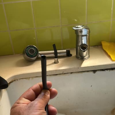 ברז שבור עם צינור במטבח