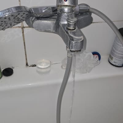 ברז אמבטיה עם צינור ומים זורמים