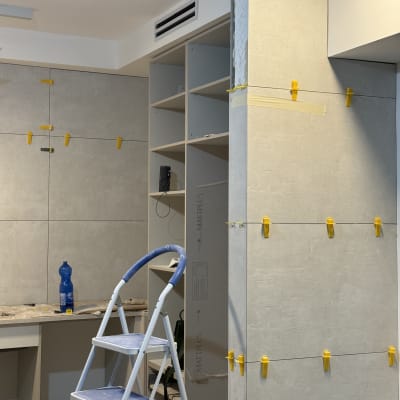 סולם, אריחים מותקנים, קליפסים צהובים, מדפים פתוחים