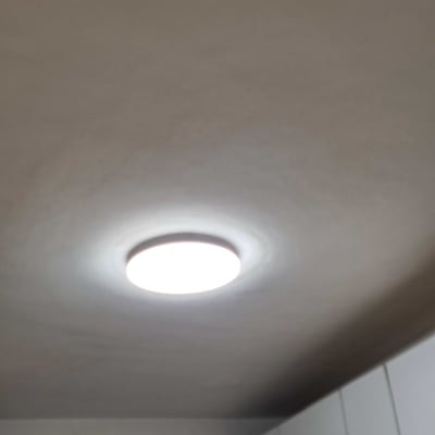 תאורה עגולה מותקנת בתקרה מוארת