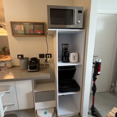 מיקרוגל ומכשירי מטבח על מדף במטבח ביתי
