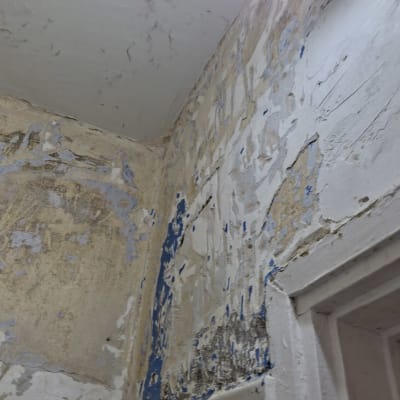 קיר עם צבע מתקלף ותיקוני צבע