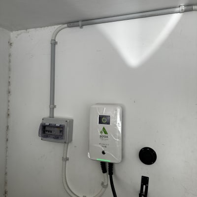 מטען חשמלי מותקן על קיר עם חיווט חשמלי