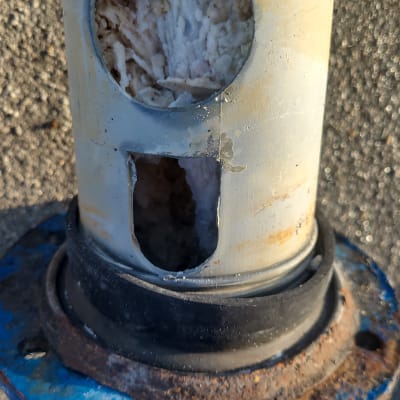 צינור עם חלודה ומשקעים פנימיים