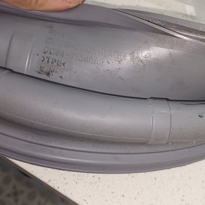 חלק גומי אפור עם כיתוב טכני